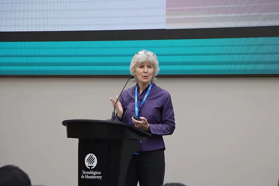 Mary Burns, educadora, imparti&oacute; una pl&aacute;tica sobre los retos de implementar inteligencia artificial en la educaci&oacute;n. 