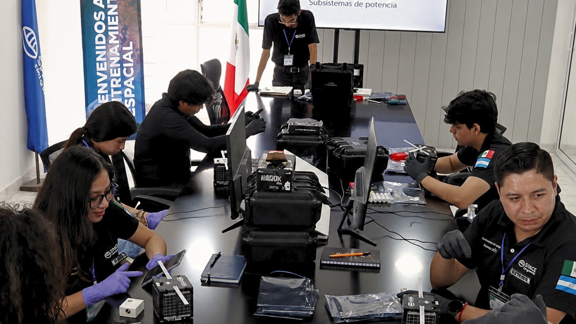 Marybeth junto con su equipo trabajaron en el desarrollo de nanosat&eacute;lites para la Fuerza&nbsp;Armada Mexicana.&nbsp;