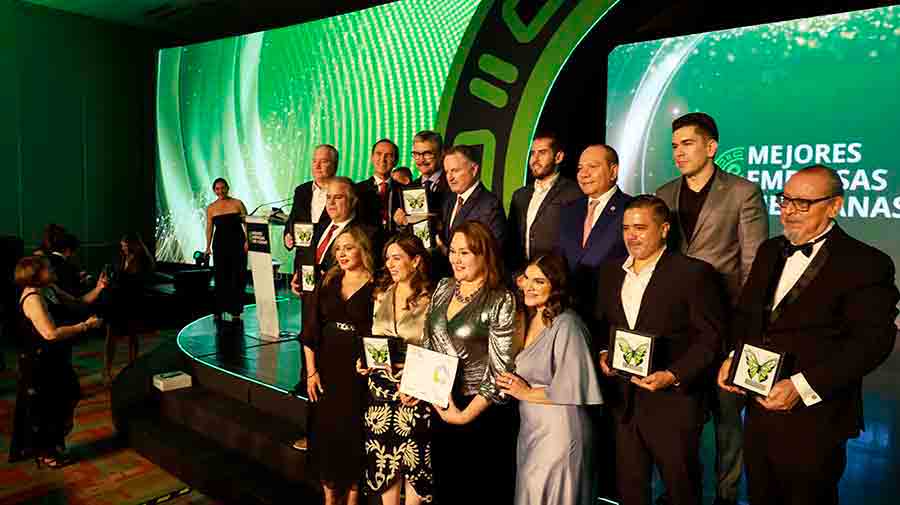 Profesores y estudiantes asesoran a Mejores Empresas Mexicanas, premiación.