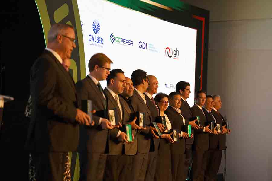 Profesores y estudiantes asesoran a Mejores Empresas Mexicanas, premiación.
