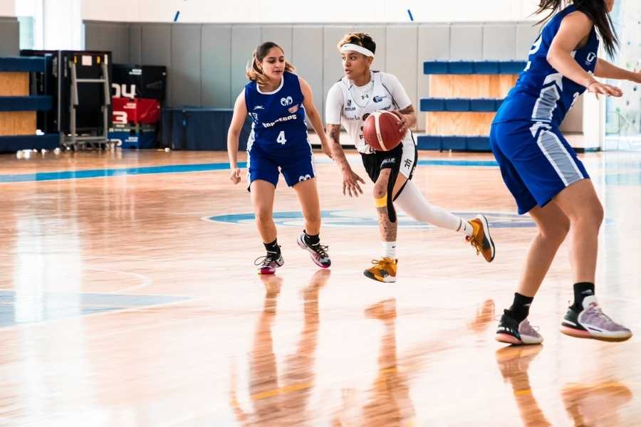 Michelle Pardo juega basquetbol después de un vencer al cáncer