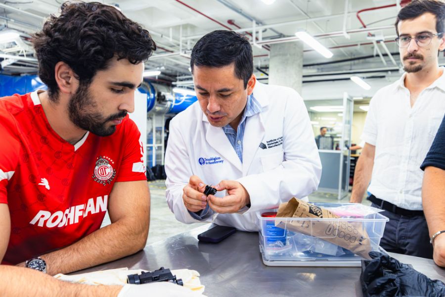 Profesor y estudiantes del Tec de Monterrey