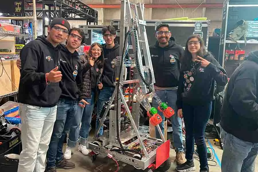 Grupo estudiantil Monarch-e con robot