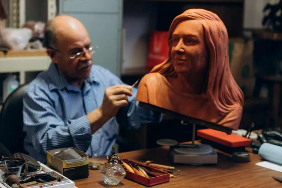 Las estatuas son obras artesanales creadas a partir de la digitalizaci&oacute;n de profesores reales y fundici&oacute;n de bronce a la cera perdida.