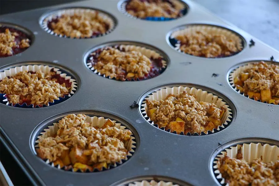 Muffins de avena con fruta: una opción práctica para preparar con anticipación y llevar como parte del lunch escolar.
