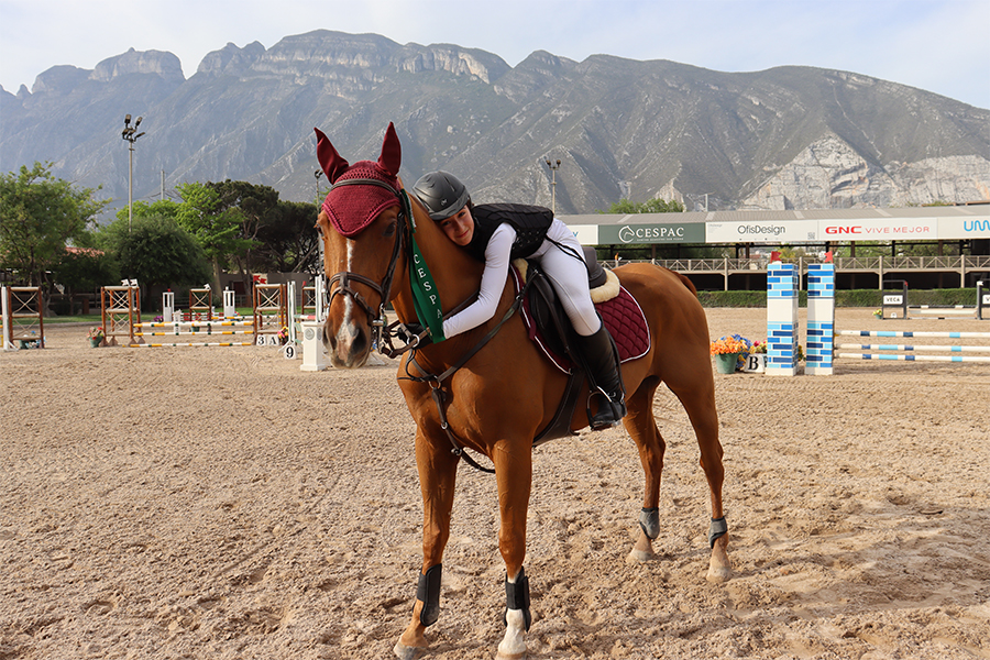 Subcampeona del torneo encima de su yegua