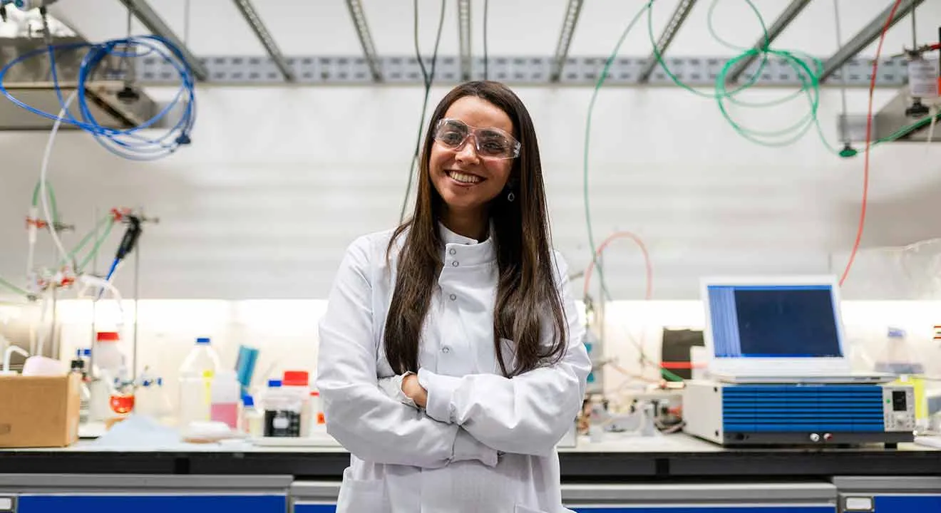 Ingeniera en laboratorio