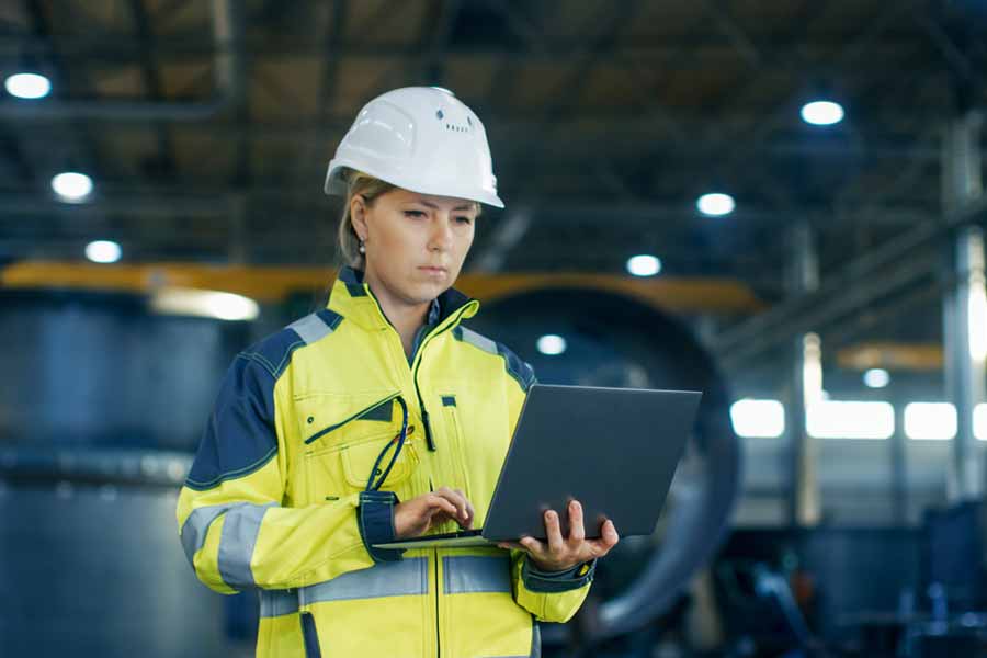 Madre y su coworker masculino trabajan en conjunto