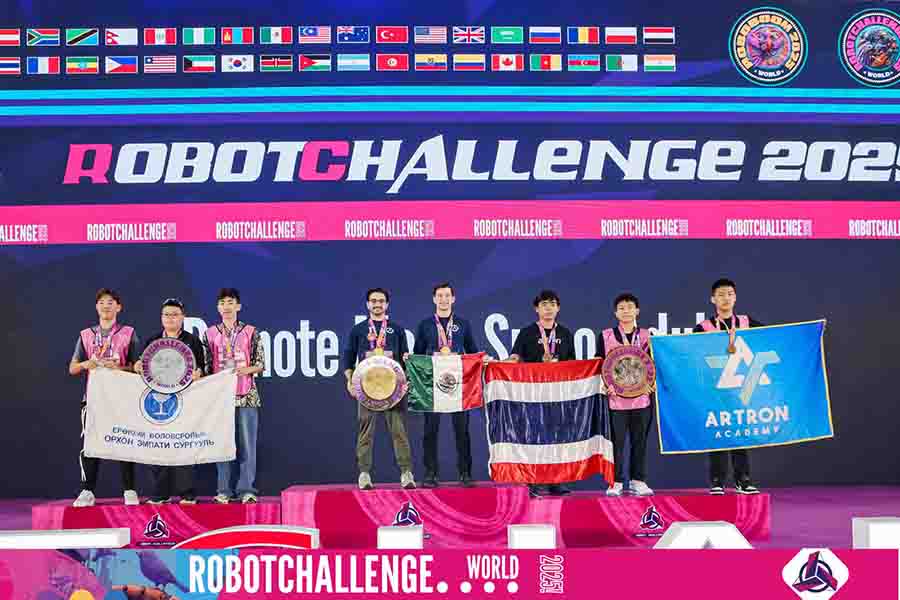 Premiaci&oacute;n de primer lugar en categor&iacute;a sumo radiocontrol en Beijing, China.