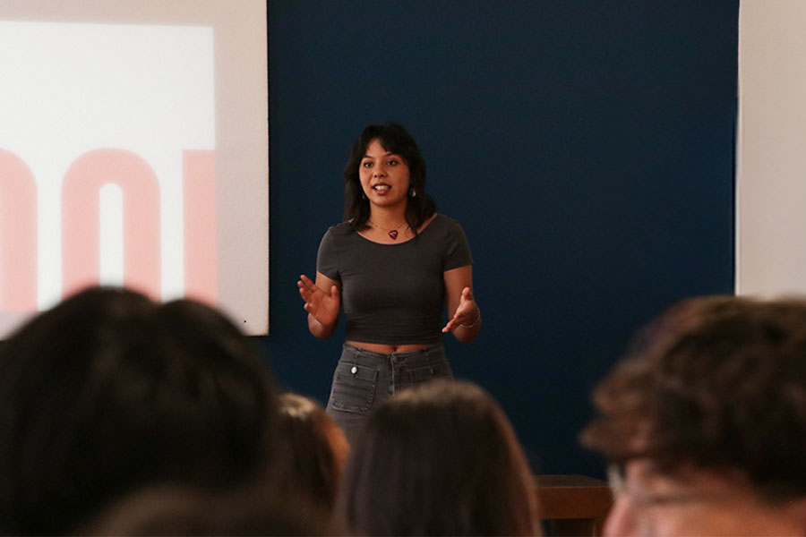 Estudiante presentando su guía turística