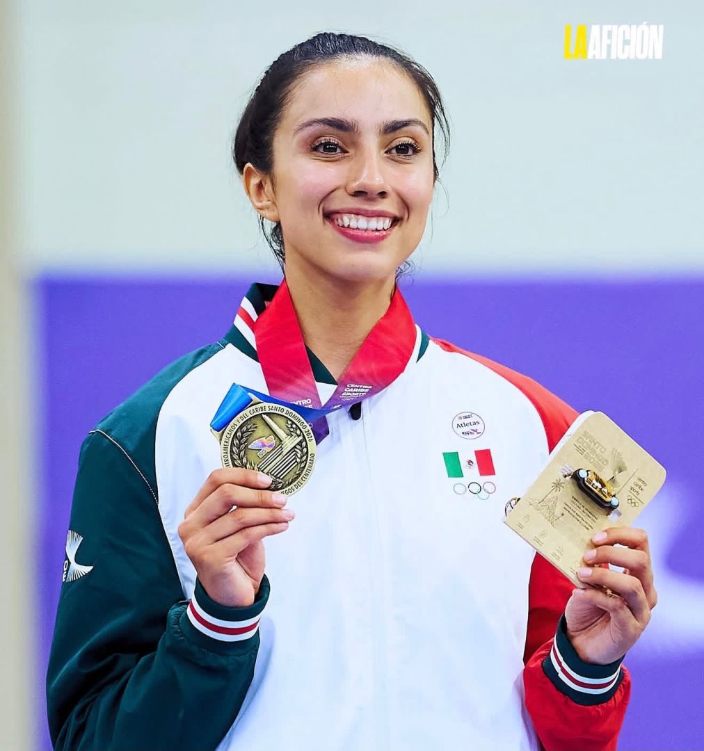 Nadia Ferreira sosteniendo medalla de oro