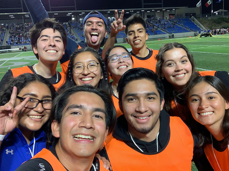 J&oacute;venes en cobertura de un juego de americano