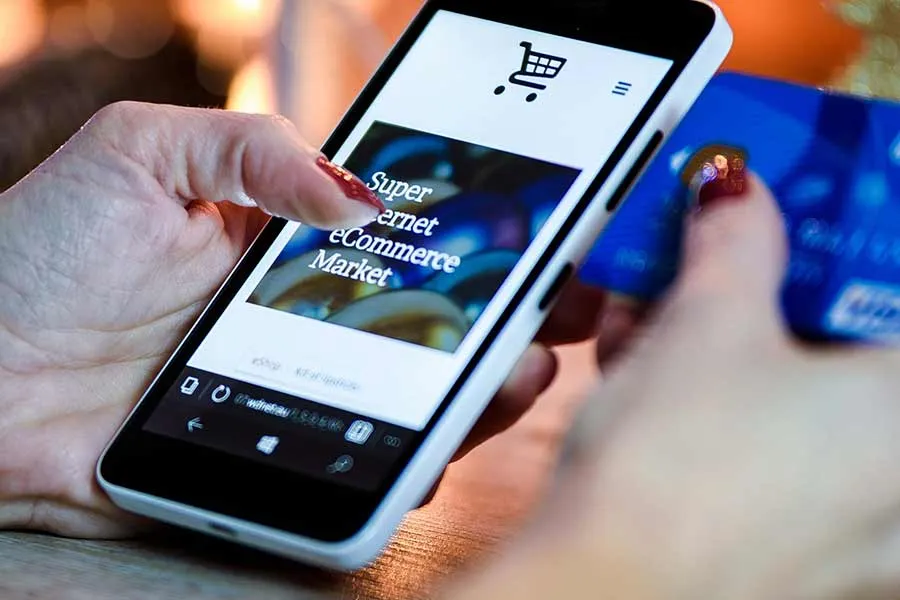 Mujer realizando compras en l&iacute;nea