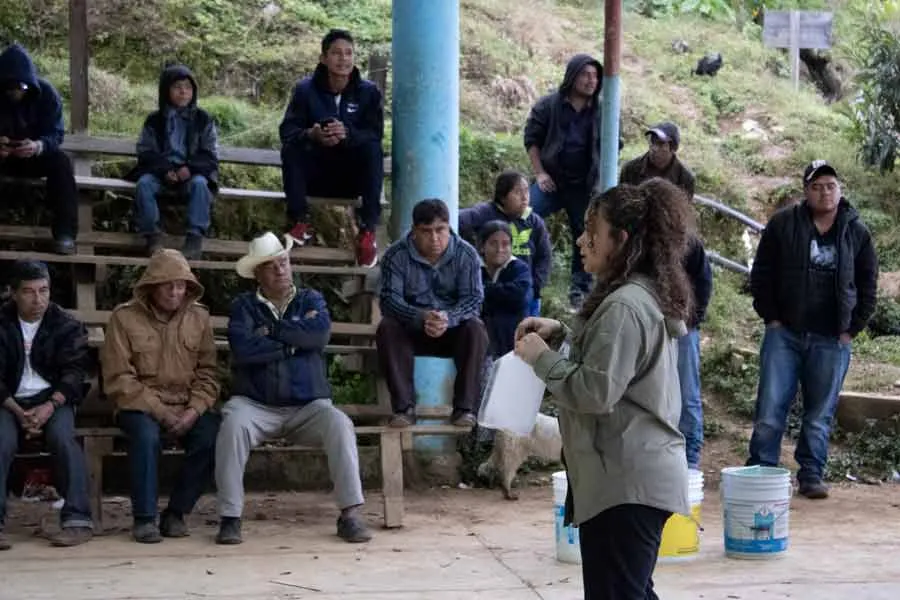 Nora Torres con agricultores de Chiapas.