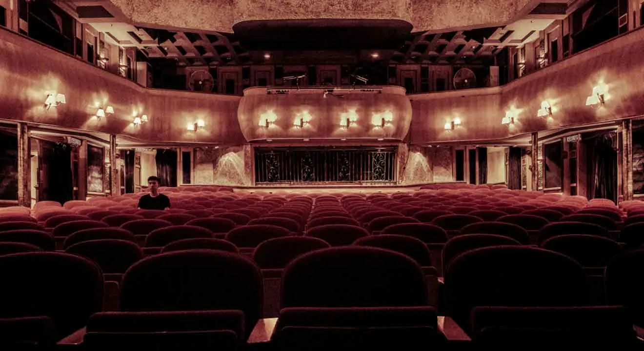 Gran teatro vac&iacute;o.