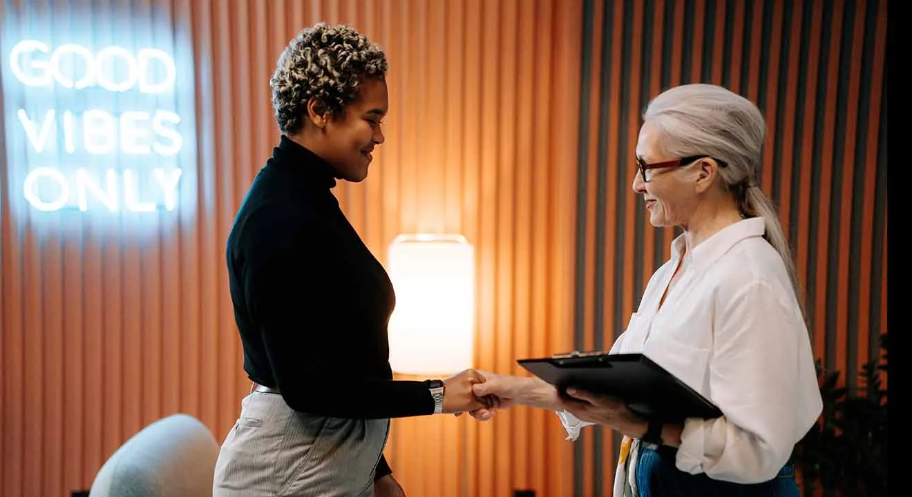 Mujer obteniendo trabajo tras una entrevista de trabajo.
