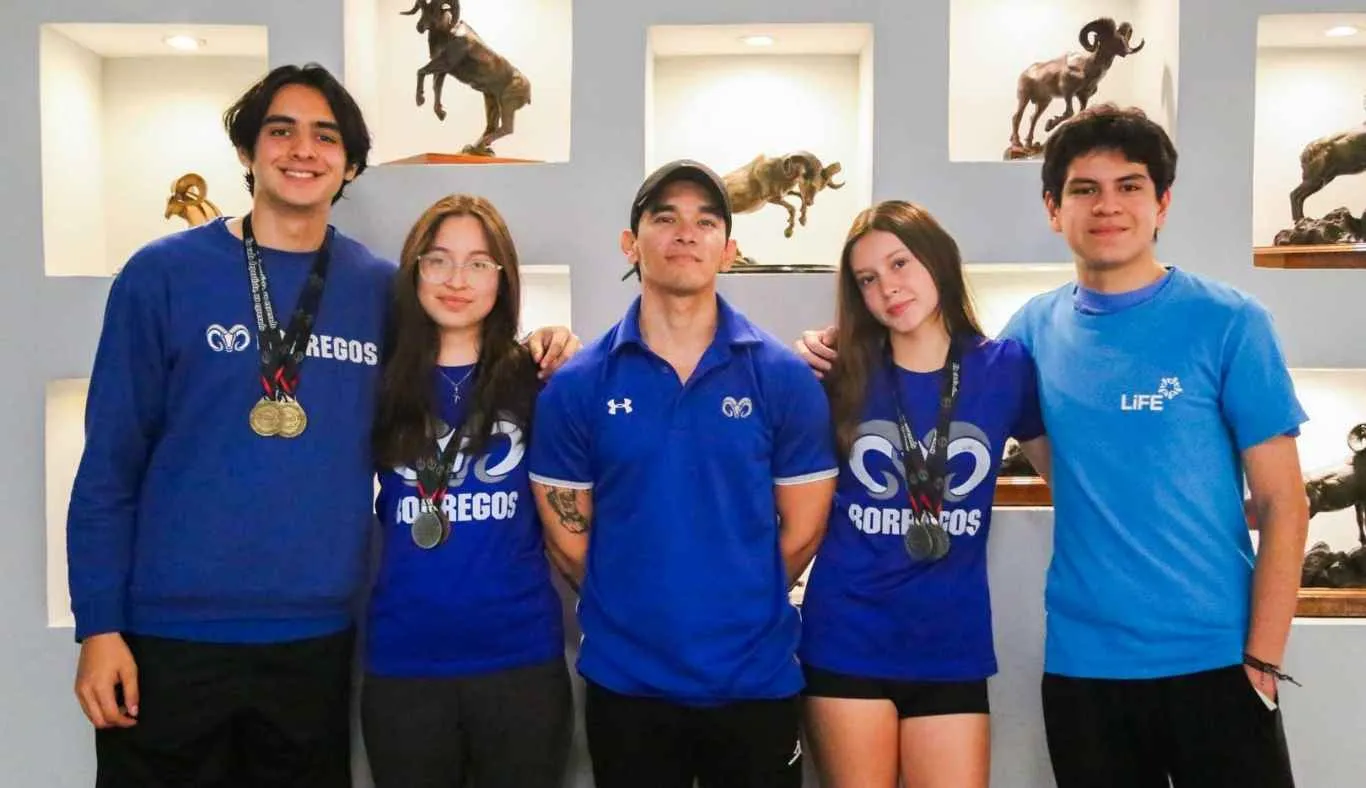 Atletas de PrepaTec Tampico con sus medallas de CONADEIP 2025.