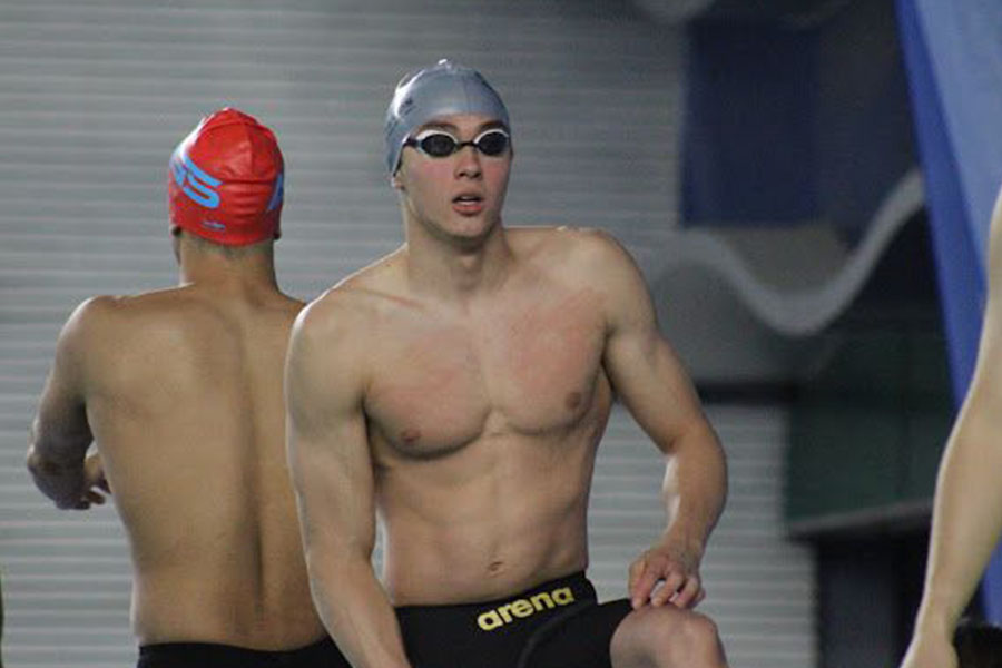 Salvador Medina en competencia de natación