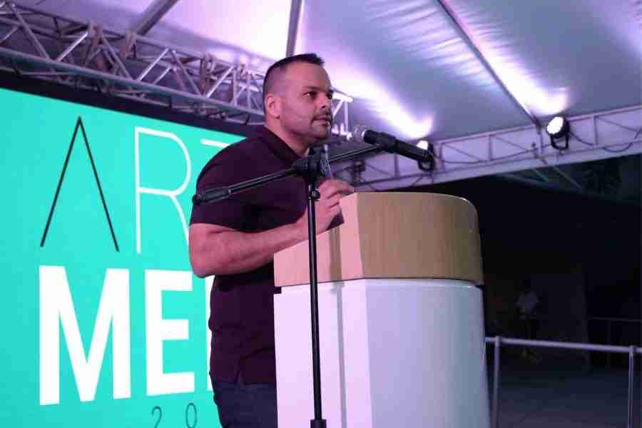 Othón Castaneda en una feria de arte internacional