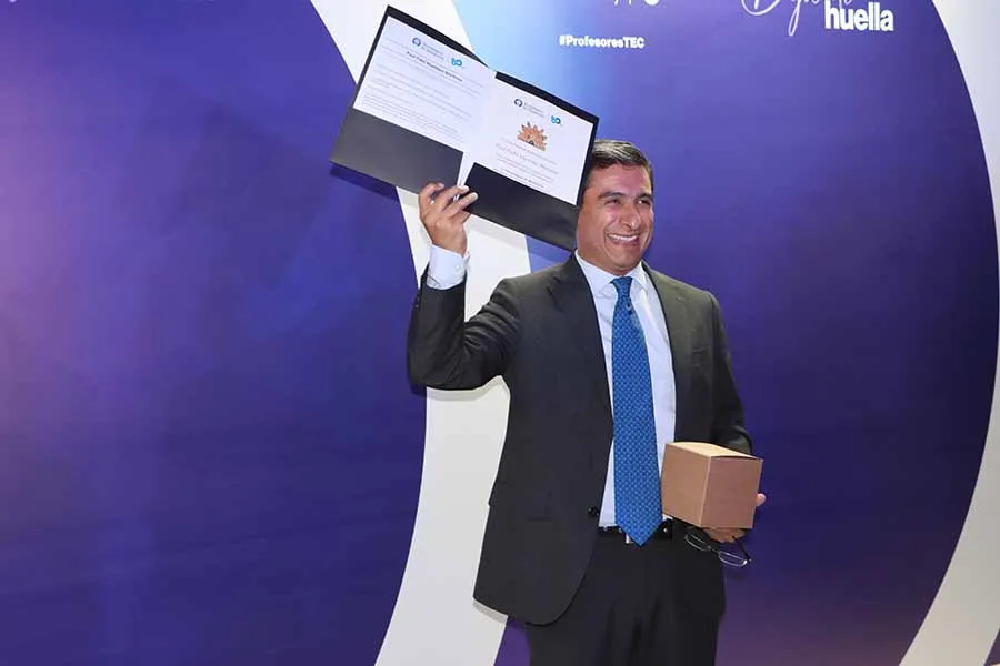 Paul Mart&iacute;nez, profesor reconocido en la ceremonia Dejando Huella del campus Monterrey.