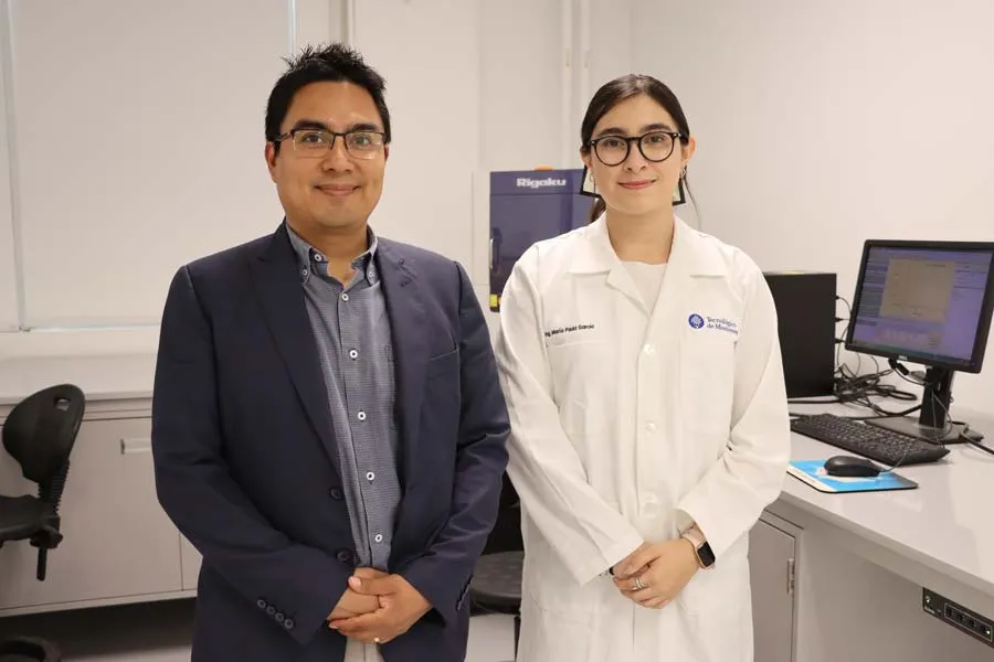 Paula Garc&iacute;a y el profesor investigador.