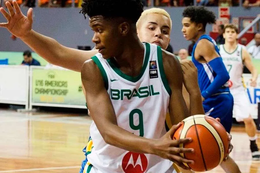 Pedro Rufino jugando con la Selección de Basquetbol de Brasil