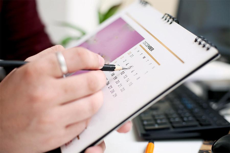 Persona escribiendo en calendario. 