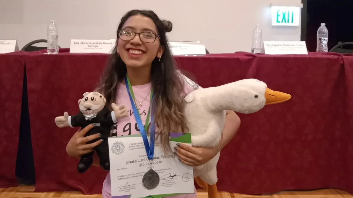Ghalia recibiendo su premio de la Olimpiada Nacional de Matemáticas