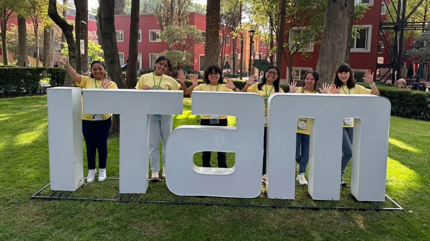 Amelié Álvare y Ghalia Degales visitando el ITAM como una de las actividades de la Olimpiada