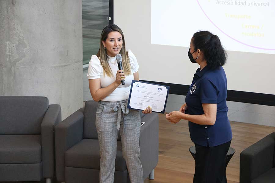 Los ponentes recibieron un reconocimiento por su particiación en el evento.