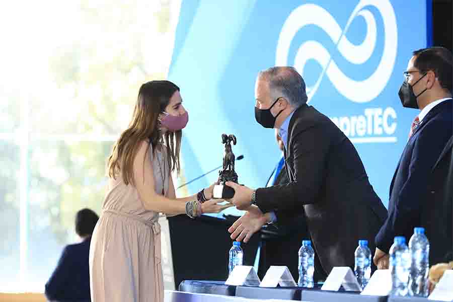 Reconocen trayectoría de futuros egresados en Por Siempre Tec Santa Fe