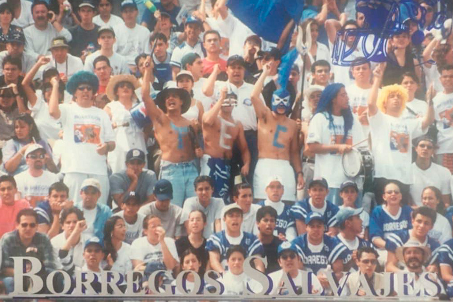 Fotografia de la tribuna del Tec campus Estado de M&eacute;xico a finales de los a&ntilde;os 90.
