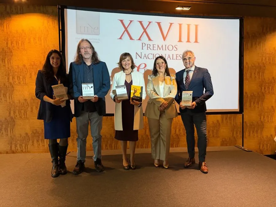 La delegaci&oacute;n que recibi&oacute; el premio por la obra