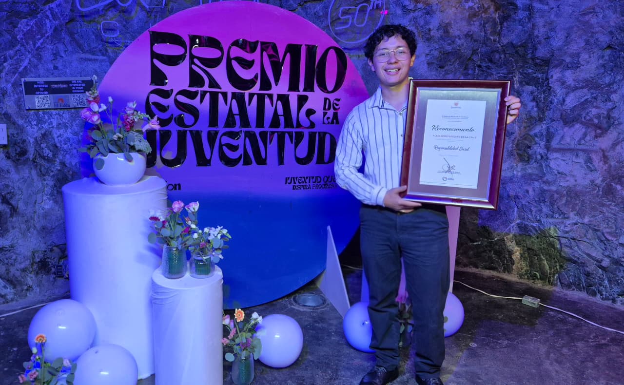 Alejandro V&aacute;zquez recibe el Premio Estatal de la Juventud de Zacatecas por Responsabilidad Social
