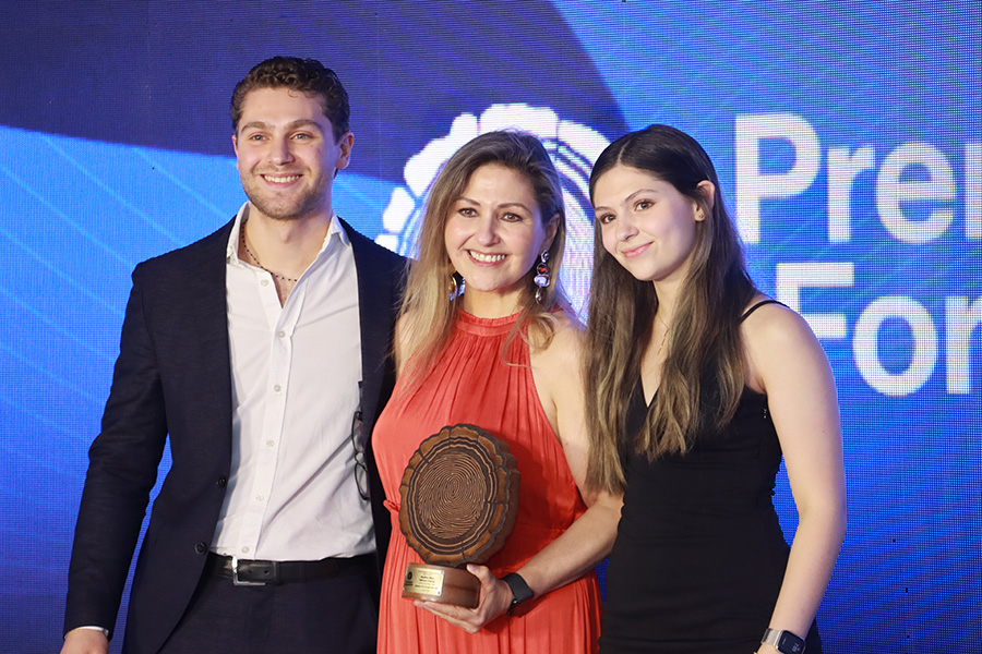 Recibe Martha Mansur reconocimiento en compa&ntilde;&iacute;a de sus hijos.