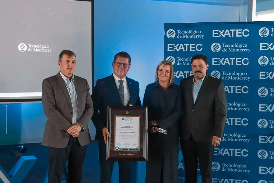 Entrega de la placa conmemorativa a María de Lourdes Cruz Russek, galardonada con el Premio al Mérito EXATEC 2025, en el campus Chihuahua.