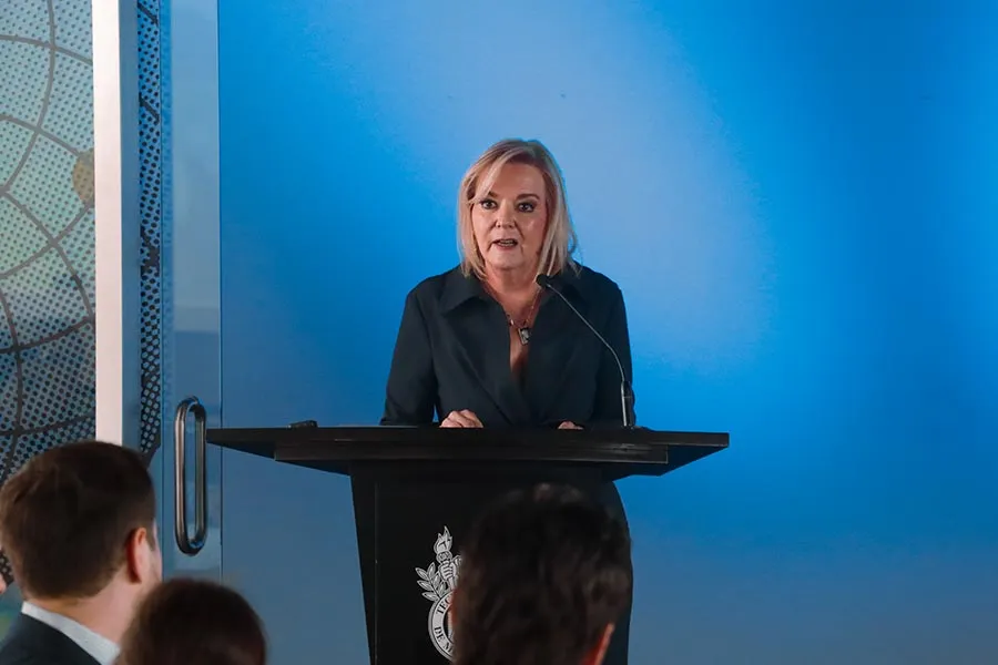 María de Lourdes Cruz Russek dando su mensaje de agradecimiento durante la ceremonia de entrega del Premio al Mérito EXATEC 2025 en el campus Chihuahua.