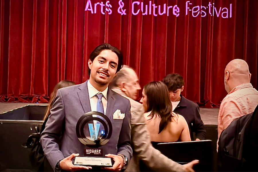 Froilan Gutiérrez del Tec campus Chihuahua sostiene su premio al Talento que Inspira en Vibrart 2026.