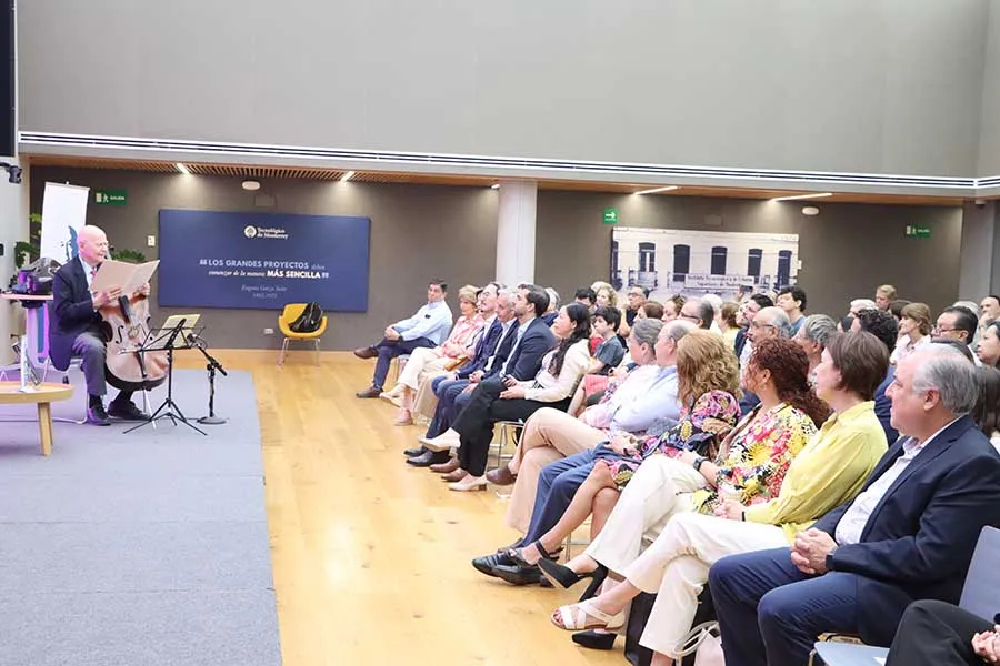 Carlos Prieto con asistentes a presentación de su libro "Mi vida musical". 