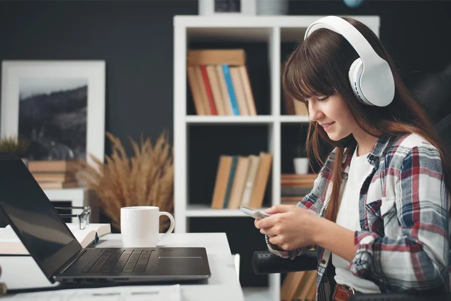 Escuchar música, tocar un instrumento o ver tu serie favorita te ayudan a despejar tu mente.