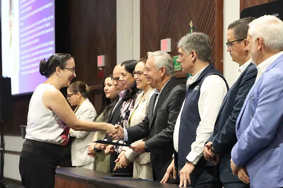 Martha N&uacute;&ntilde;ez, profesora del Tec, recibe reconocimiento en bienvenida a profesores.