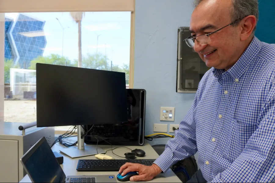 El profesor Jes&uacute;s Cienfuegos en el nuevo laboratorio de IA del campus Chihuahua.