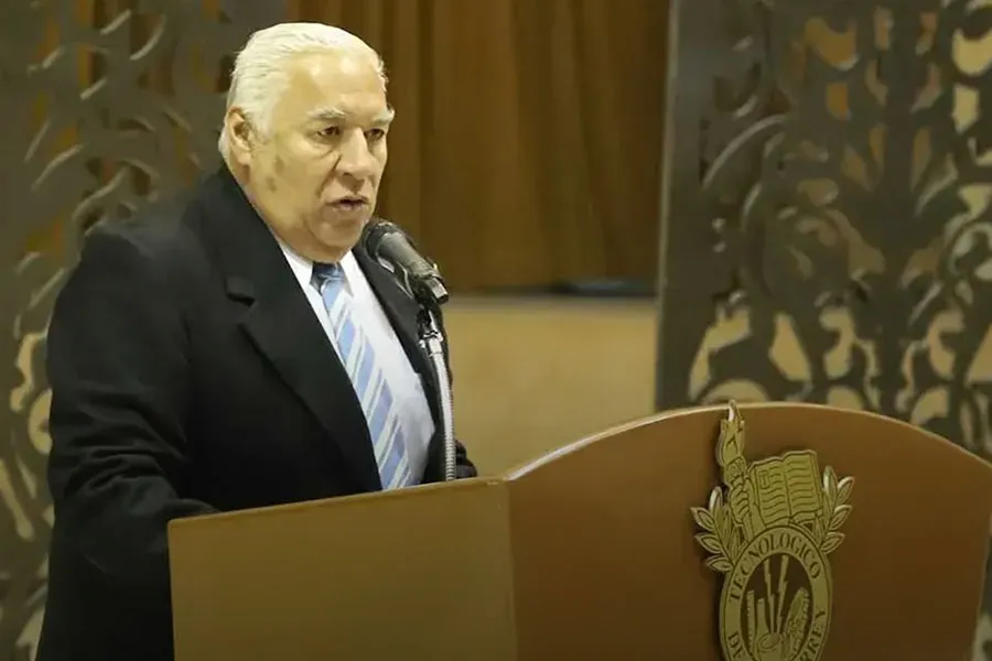 Profesor Luis Alberto Vázquez, con traje formal, en el Tec de Monterrey campus Laguna