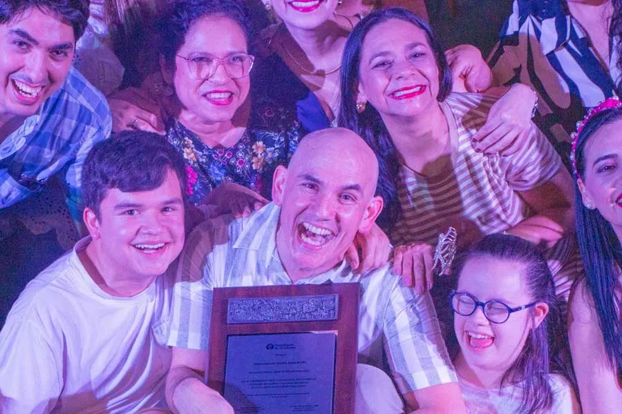Profesor Marco Santos celebrando con su familia y compa&ntilde;eros docentes. Foto: Jared Rodr&iacute;guez