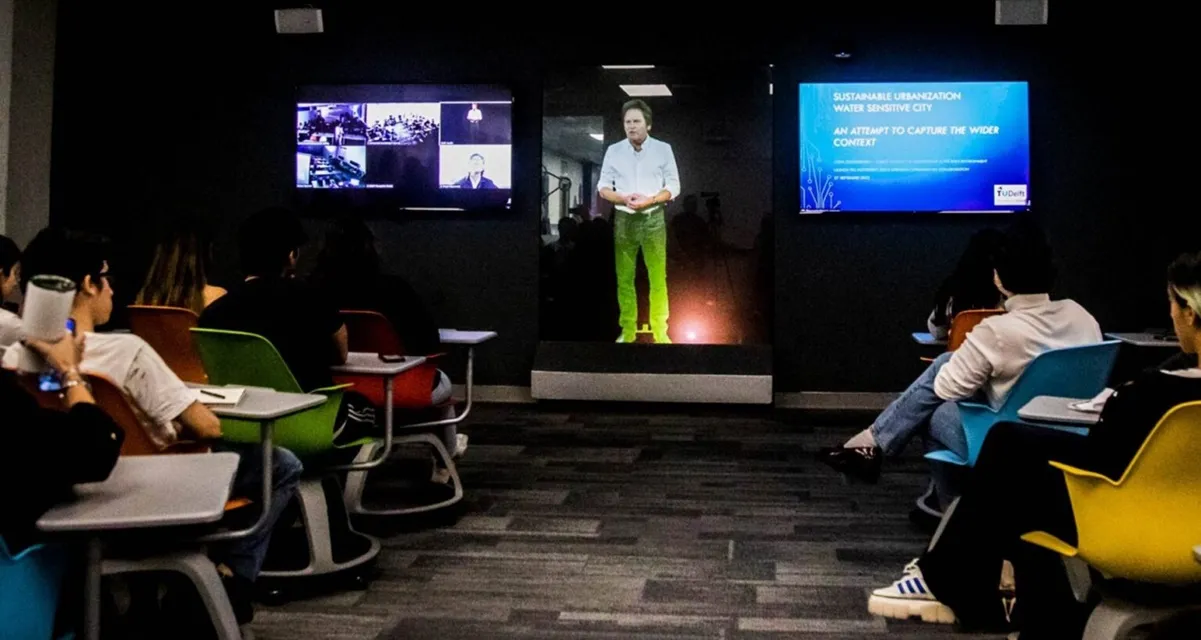 En agosto de 2018, la institución dio su primera clase formal con un holograma bidimensional, proyectando al profesor a más de 160 alumnos en 5 campus