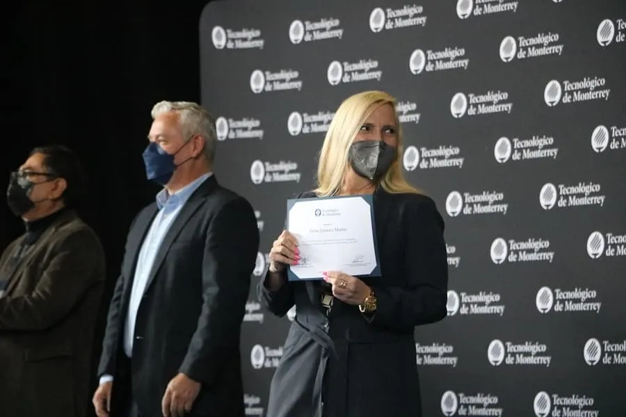 La profesora Elena Jim&eacute;nez fue una de las reconocidas.