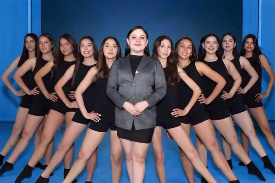Profesora con alumnas de la compañía de danza del Tec campus Ciudad Juárez