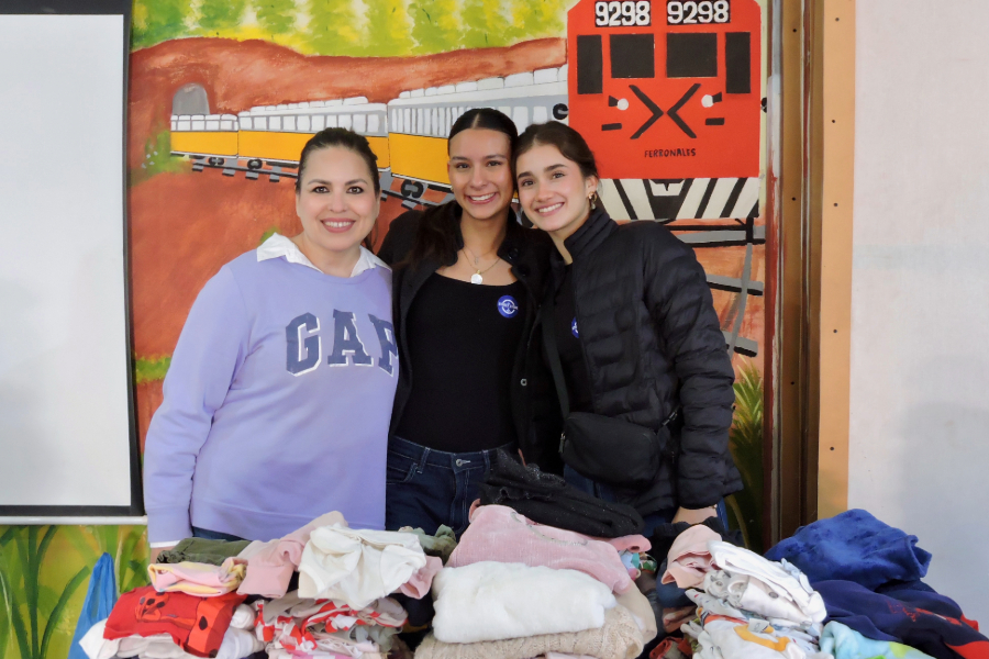 La profesora Ivone Juárez con sus estudiantes de la licenciatura en Estrategias y Transformación de Negocios en The Street Store
