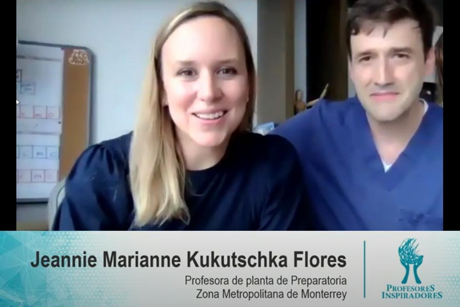 Profesora Jeannie Kukutschka en compañía de su familia durante entrega del Premio Nacional al Profesor Inspirador 2021