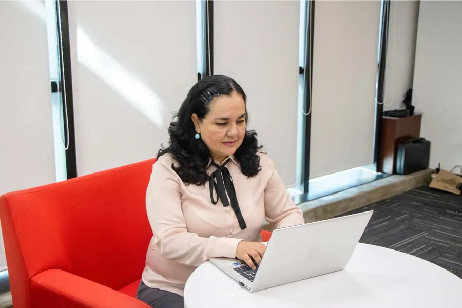 profesora lillia cortez escribiendo discurso como profesora inspiradora